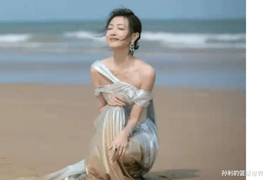 陈晓|爆料:万茜在海边拍大片,穿单肩长裙大秀曲线美,背部状态引众人热议
