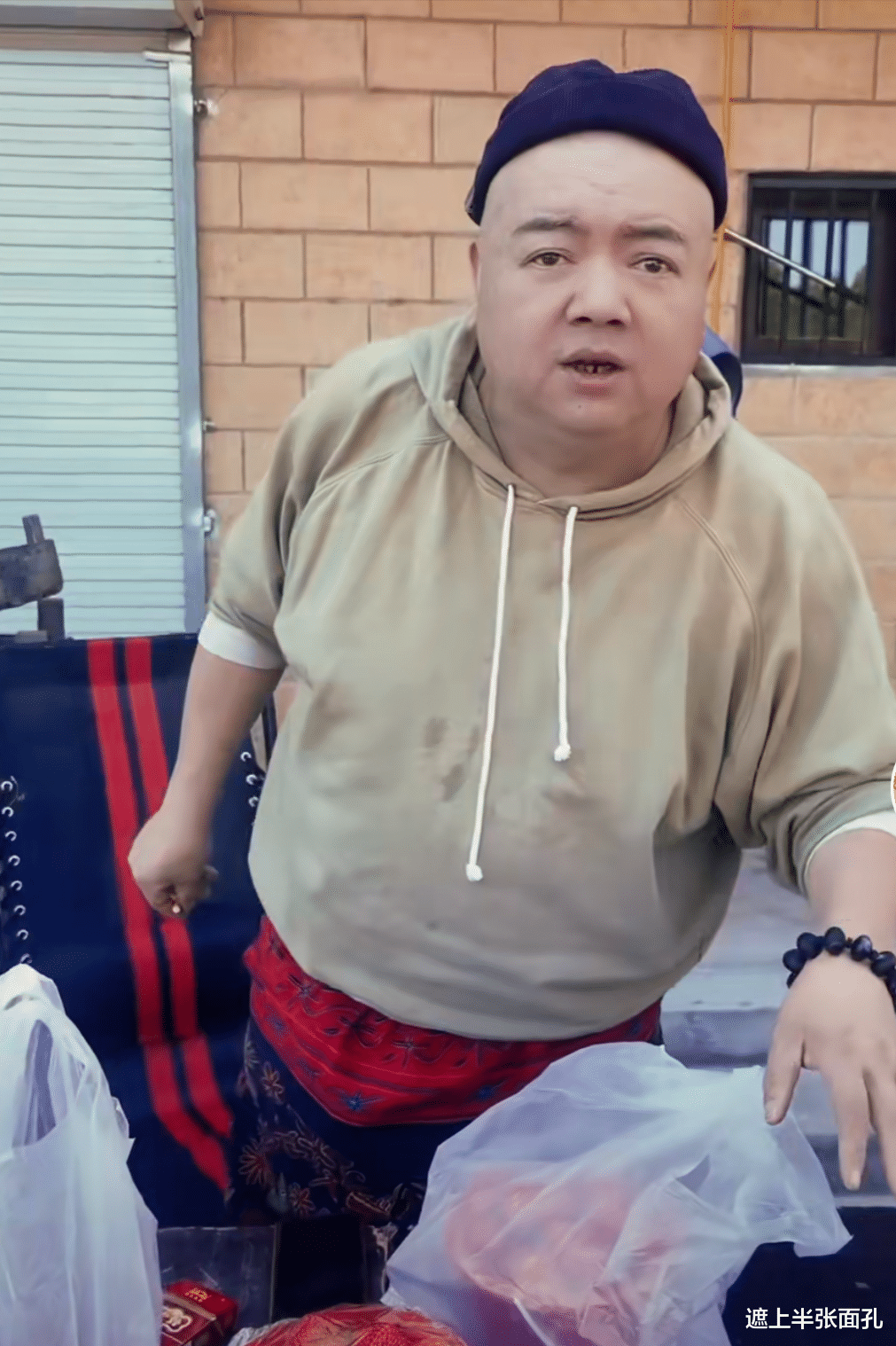 小姐姐|49岁演员谢宁改行卖水果，抽11块钱的云烟，大街上摆摊十分接地气