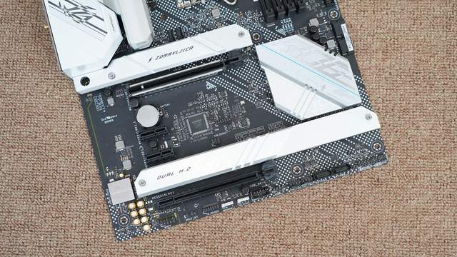 索尼|特效拉满，打造一台能在4K分辨率下畅玩老头环的黑白配色主机