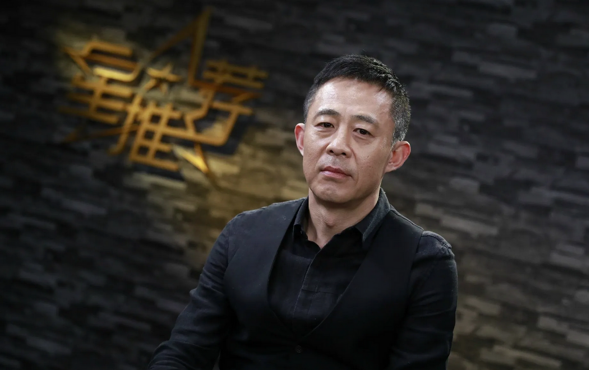 侯勇|侯勇带娇妻买5万元轿车，当场试驾打扮低调，女方小腹凸起疑怀孕