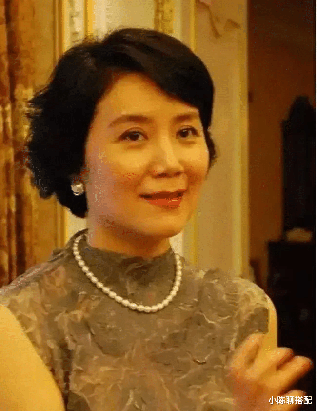 看了64岁肖雄的造型，才发现：穿衣简约、短发微卷，到老都优雅