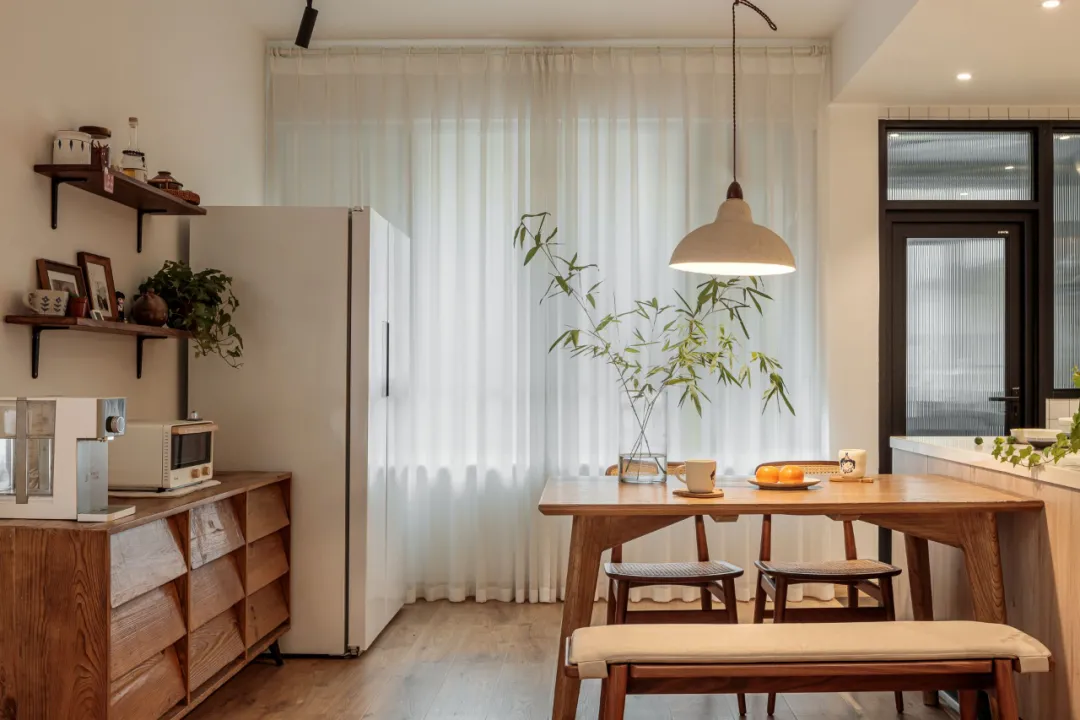 128平米MUJI温馨的色调+实木的质感,解锁随性日常,将生活氤氲成诗!