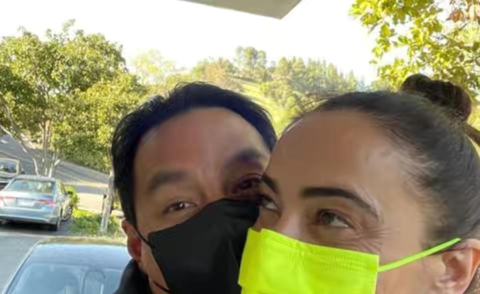 吴彦祖|吴彦祖搂腰妻子合影，满脸皱纹变油腻大叔，妻子越长越男性化了