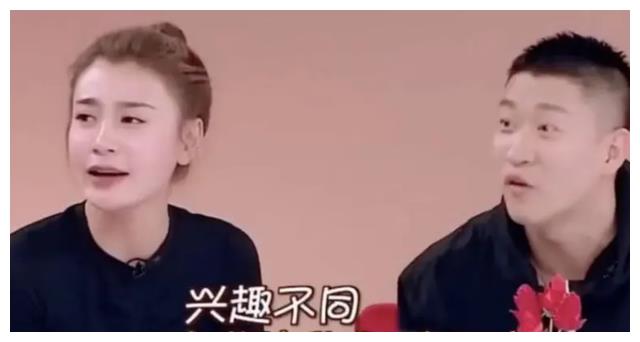 曹云金|曹云金前妻直播捂住领口！穿背心露出小吊带，大片纹身专门遮住