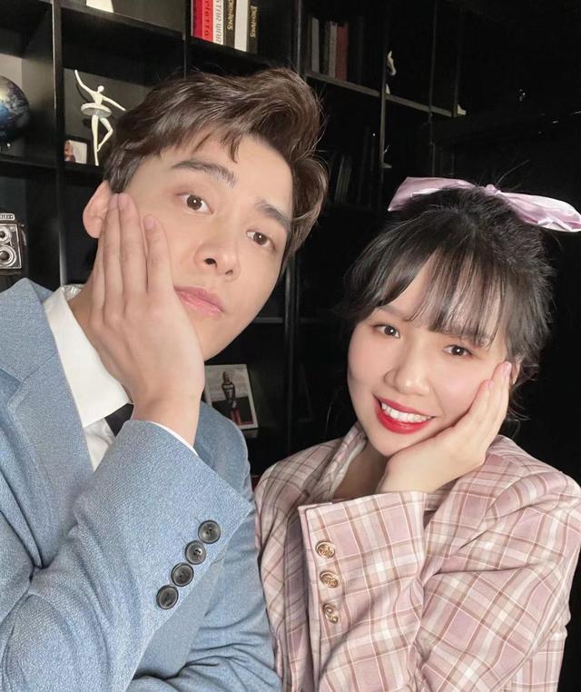 王一博|网红和人气男星合影，肖战、王一博板正，邓伦、李易峰有趣