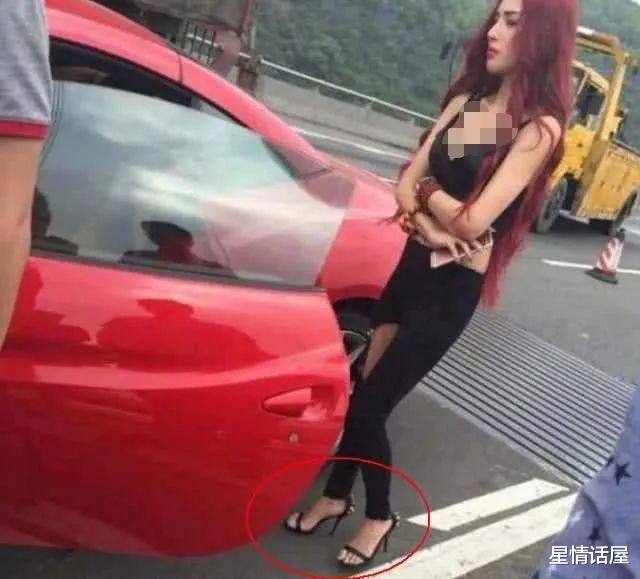法拉利追尾飞度,女车主让人眼前一亮