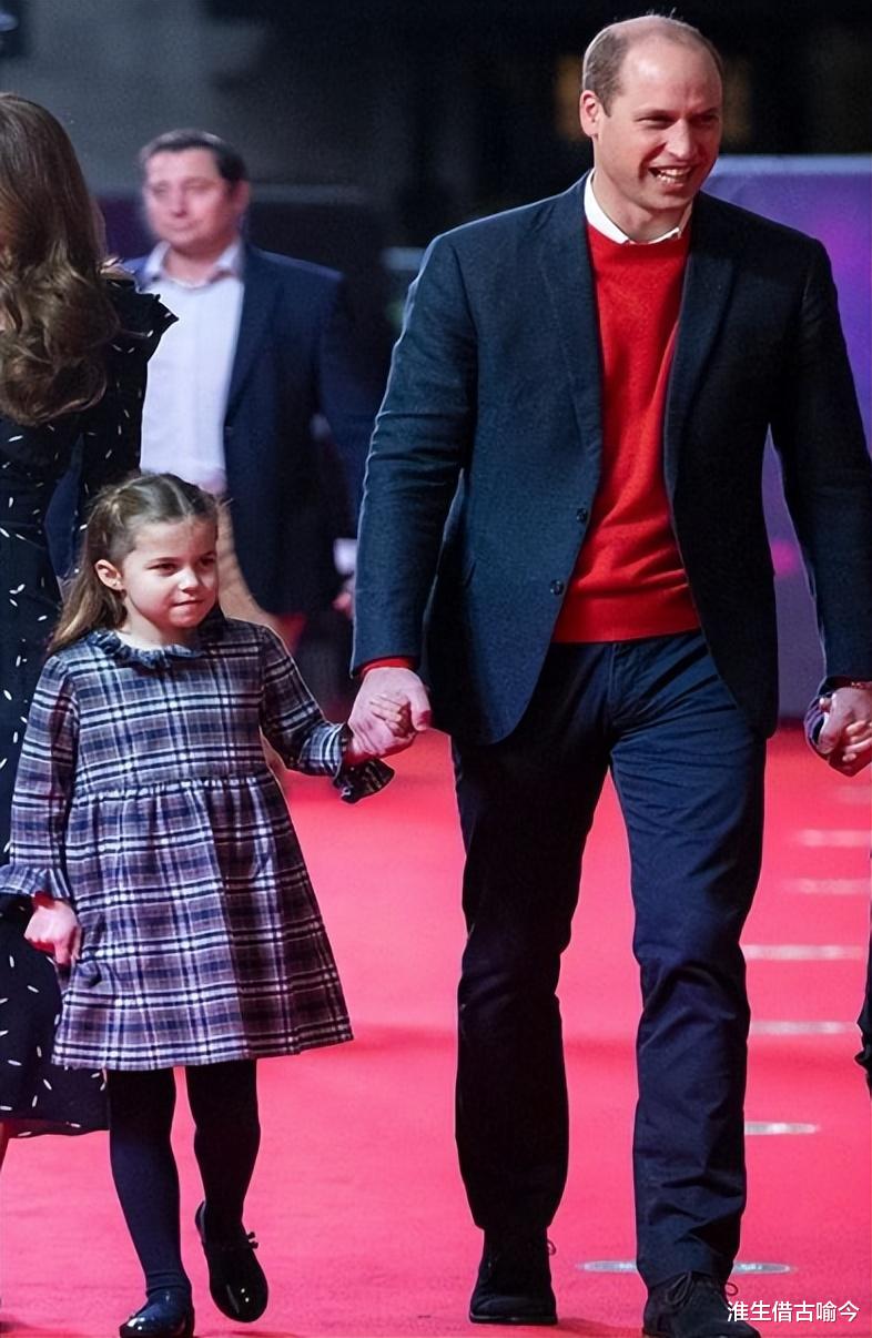 夏洛|2019年，小男孩给夏洛特送鲜花，她忘了给女王行屈膝礼，凯特踢她