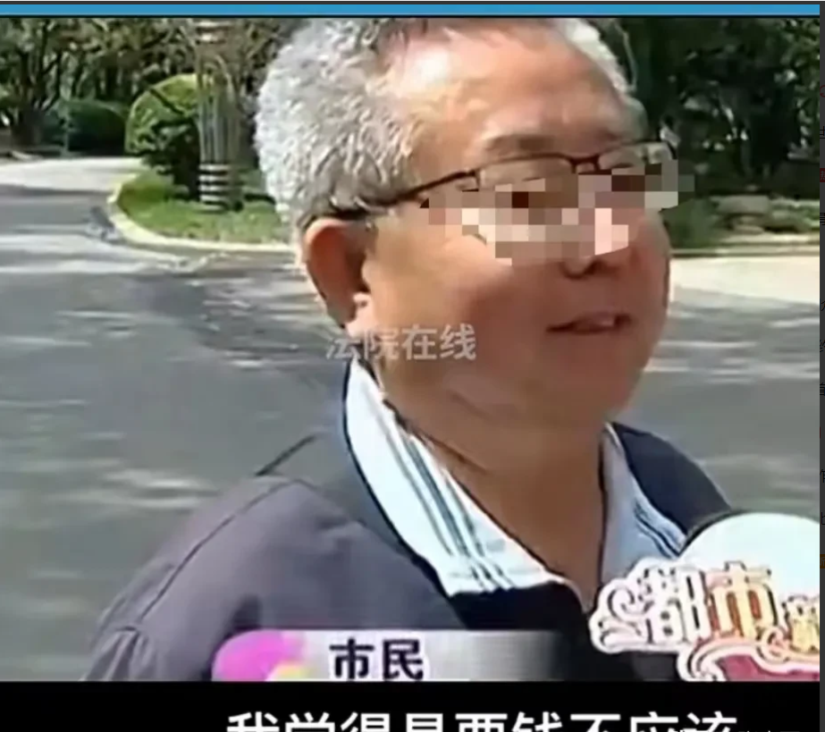 大爷为救落水女子,手机进水想让女子买个新的