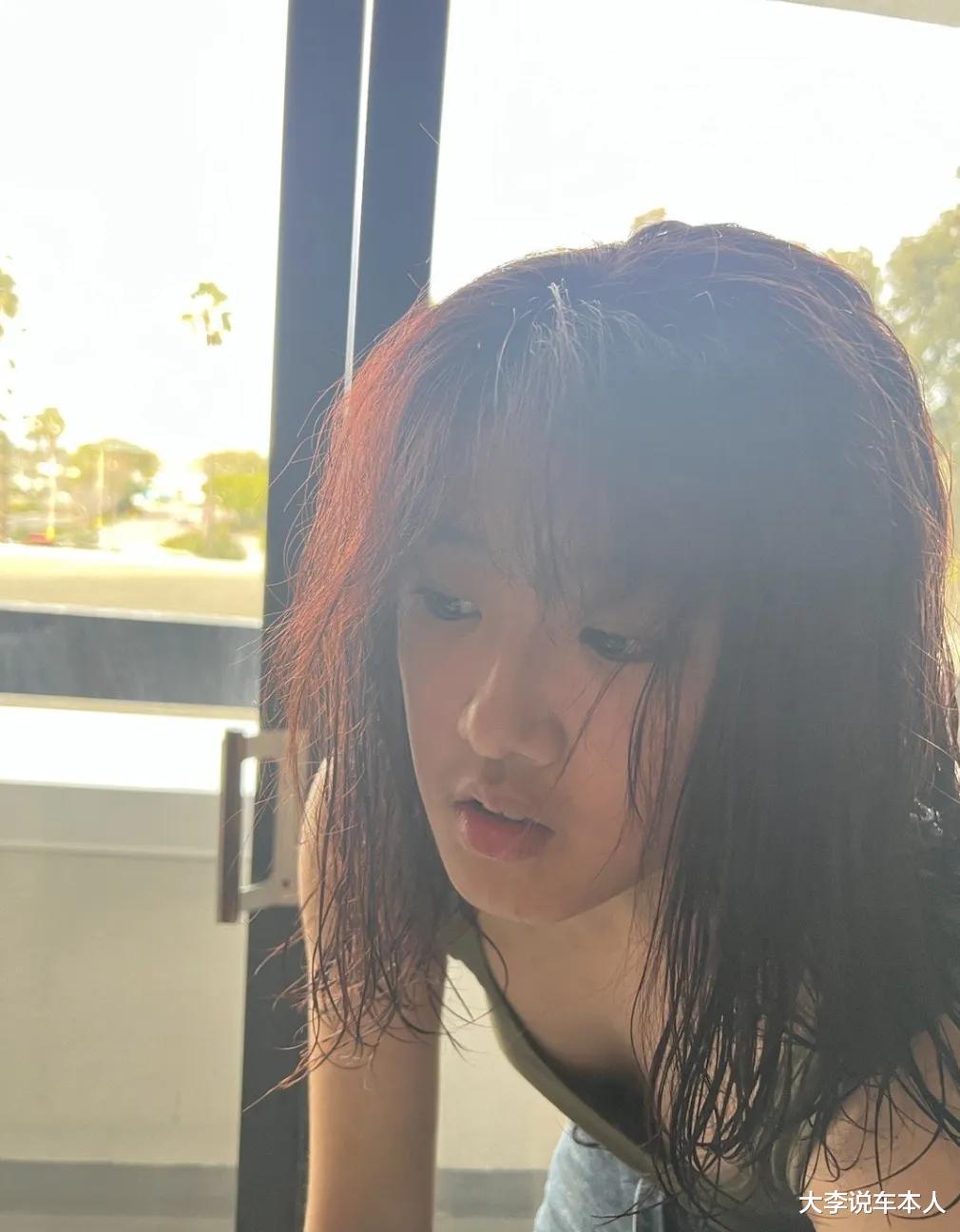 贾静雯|贾静雯17岁女儿上热搜!美国度假晒低胸性感照,颜值变化引热议