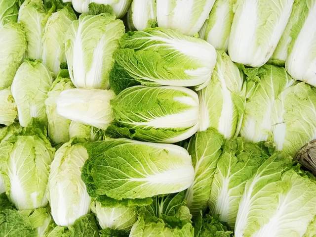 买白菜时，选绿叶还是黄叶的，老菜农：学会这3招，包你不买错