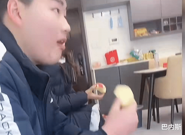 陈亚男|朱小伟身边又多了一位美女,两人态度亲密,被夸比陈亚男好看