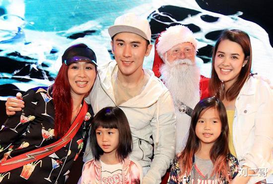 Angelababy|52岁钟丽缇和40岁老公张伦硕现身机场,时髦穿搭,恩爱细节惹人爱