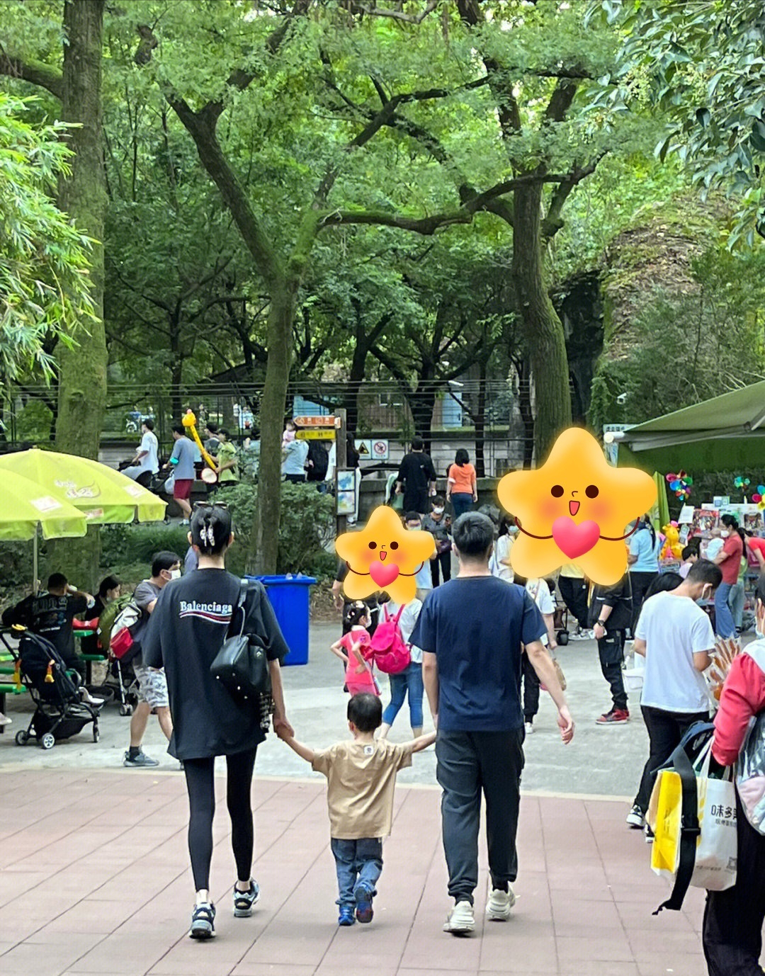 何猷君|奚梦瑶何猷君三口同框，儿子身材纤细像妈妈，并排走在人群中惹眼