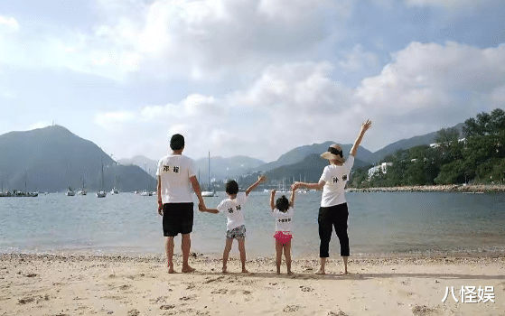 孙俪|邓超夫妇海边度假，穿情侣装放风筝好甜，孙俪光脚奔跑充满童趣