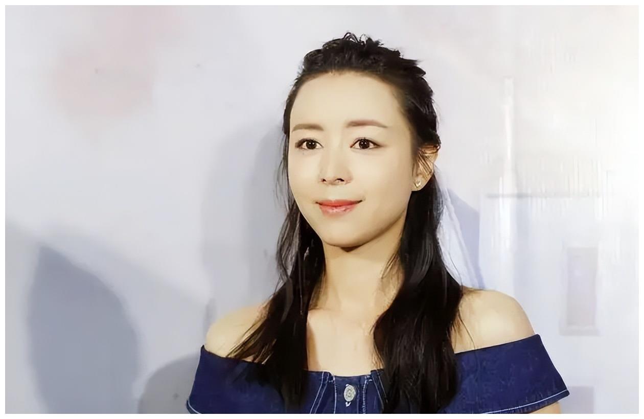 穿衣搭配 40多岁的张静初，弄着双马尾辫却毫无违和感，笑出酒窝脸蛋真甜