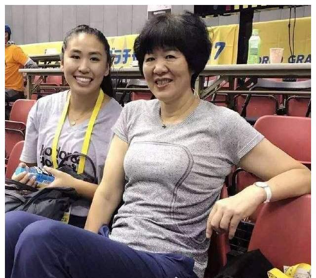 郎平|谷爱凌跟郎平一家合影，郎平女儿比她高半头，长相普通但很自信