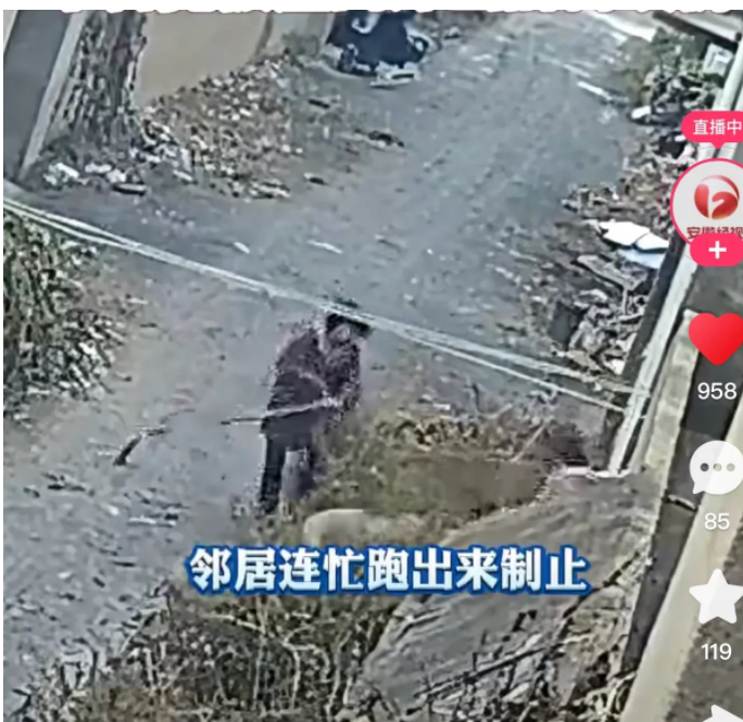 安徽亳州。一户人家的大门,被家人从外面锁上了,邻居一热心女子好心去帮忙开门