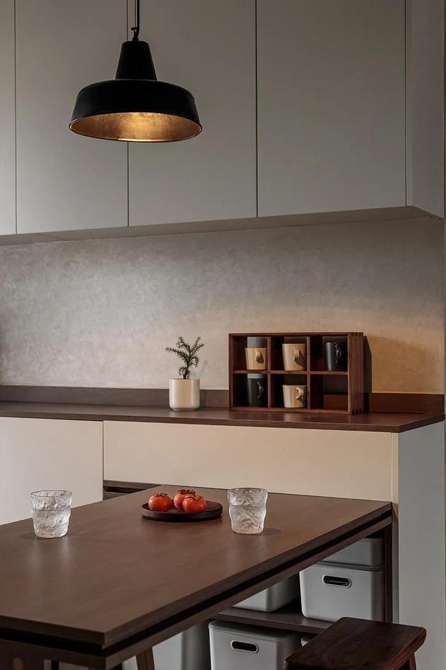 她家134㎡,全屋装修素雅高级,光一个阳台就把人迷住了,好喜欢!