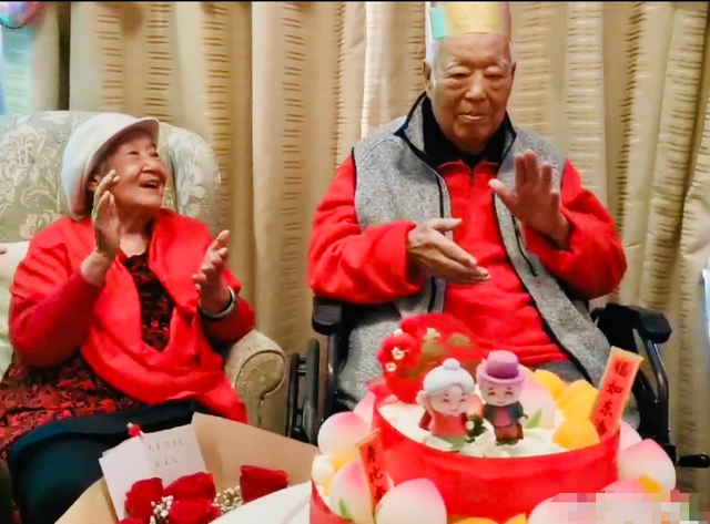 小姐姐|于洋养老院办92岁生日宴!穿红衣切蛋糕颤颤巍巍,鲜花礼物摆满屋