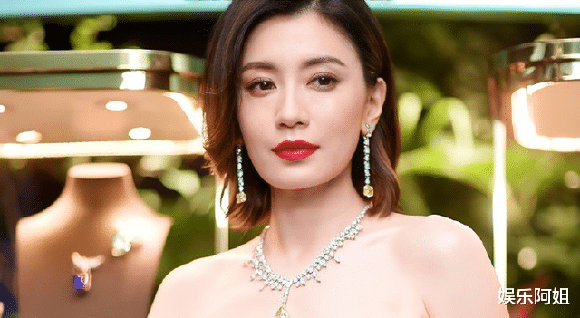 贾静雯|48岁贾静雯有多女神!最新亮相肌肤白到发光,仪态典雅不失高贵