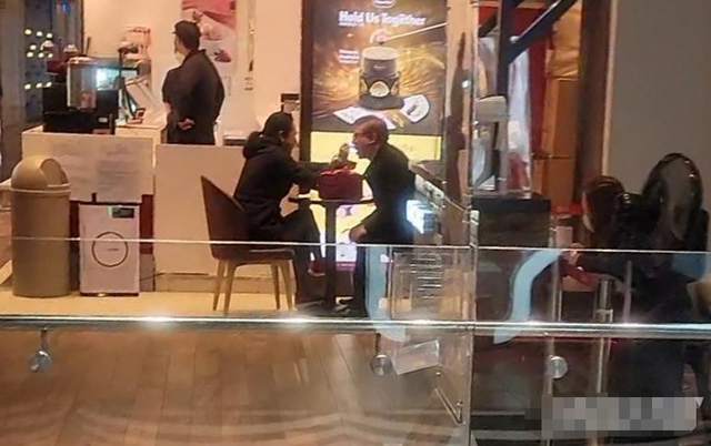 朱玲玲|郭晶晶婆婆与百亿老公罕见秀恩爱，雨中撑伞漫步，互喂雪糕太甜蜜