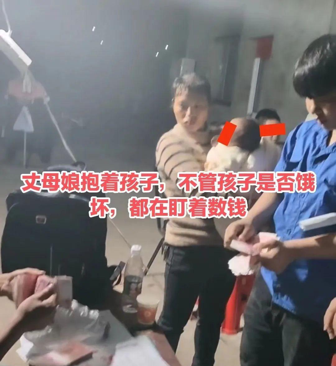 贵州:男子离婚补钱给妻子,丈母娘抱着孩子,钱没还清,不还孩子
