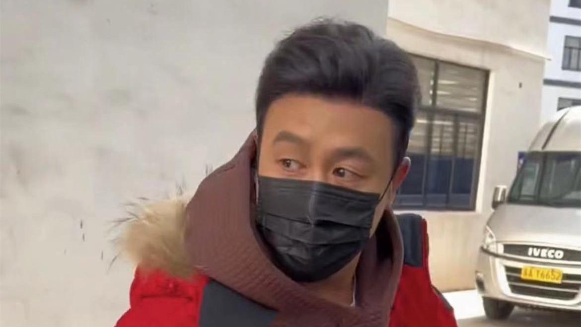 张颂文|张颂文剧组拍戏遇粉丝堵截，签名合照无架子，穿百元大衣接地气