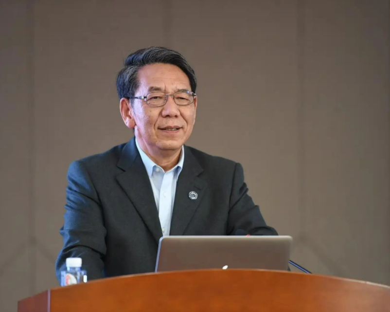 中国攻克技术难关,有望在未来10年实现登月,可以将2人送上月球