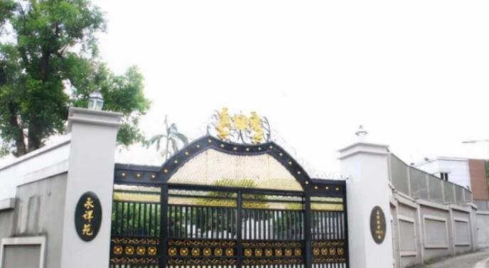 邓兆尊|晒晒港星邓兆尊的豪宅,门口气派还有围墙,在香港算是大户人家了