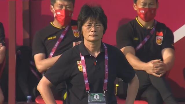 点球|0-2！中国女足陷入绝境，围攻之下遭遇偷袭+点球，男足悲剧重演
