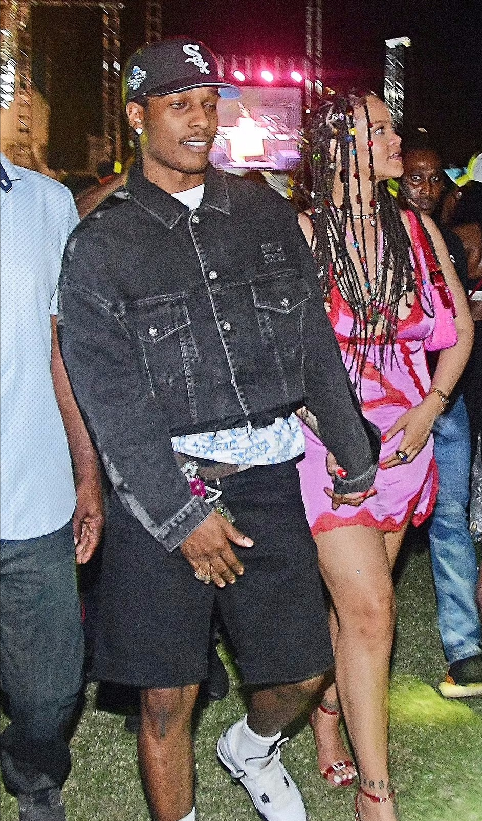 蕾哈娜|蕾哈娜又放飞了？穿超短睡裙出门真显腿粗，黑人男友把她一把抱起