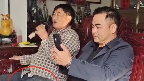 朱之文|大衣哥在家招待粉丝，指缝间尽是黑泥，网友：脸颊上能搓出老皴