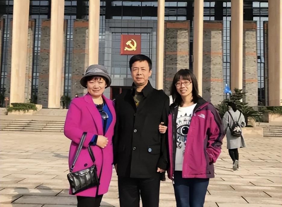 神十五航天员公布后,网友破防了,备战24年的邓清明终将圆梦太空