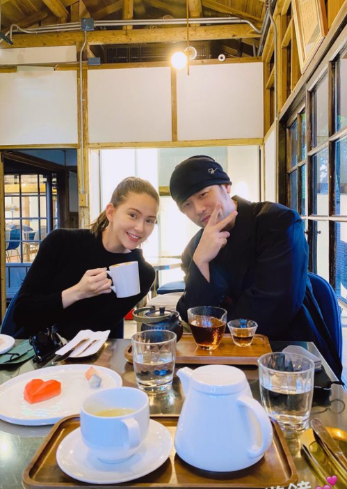 周杰伦|周杰伦晒儿子晒太阳照片,4岁罗密欧小小背影酷,被爸爸夸是阳光男孩