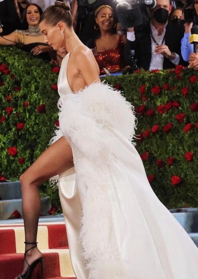 烫发|芭蕾风爆火,可女明星们爱的不是纯欲纱裙,而是油光发型???