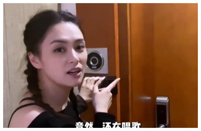 阿娇 阿娇穿短上衣露细腰,身材瘦太多颜值回春,凌晨趴阿Sa房门口偷听