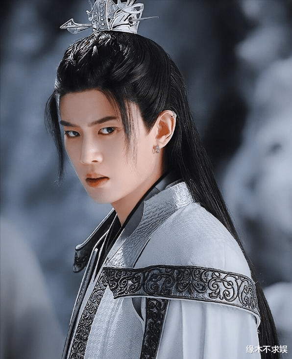 张兰|李一桐辞演《武庚纪》，男主任嘉伦被骂惨，迪丽热巴工作室躺枪