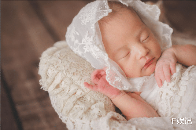 昆凌|周杰伦昆凌官宣第三胎女儿出生 大方直接分享小女儿的可爱正面照