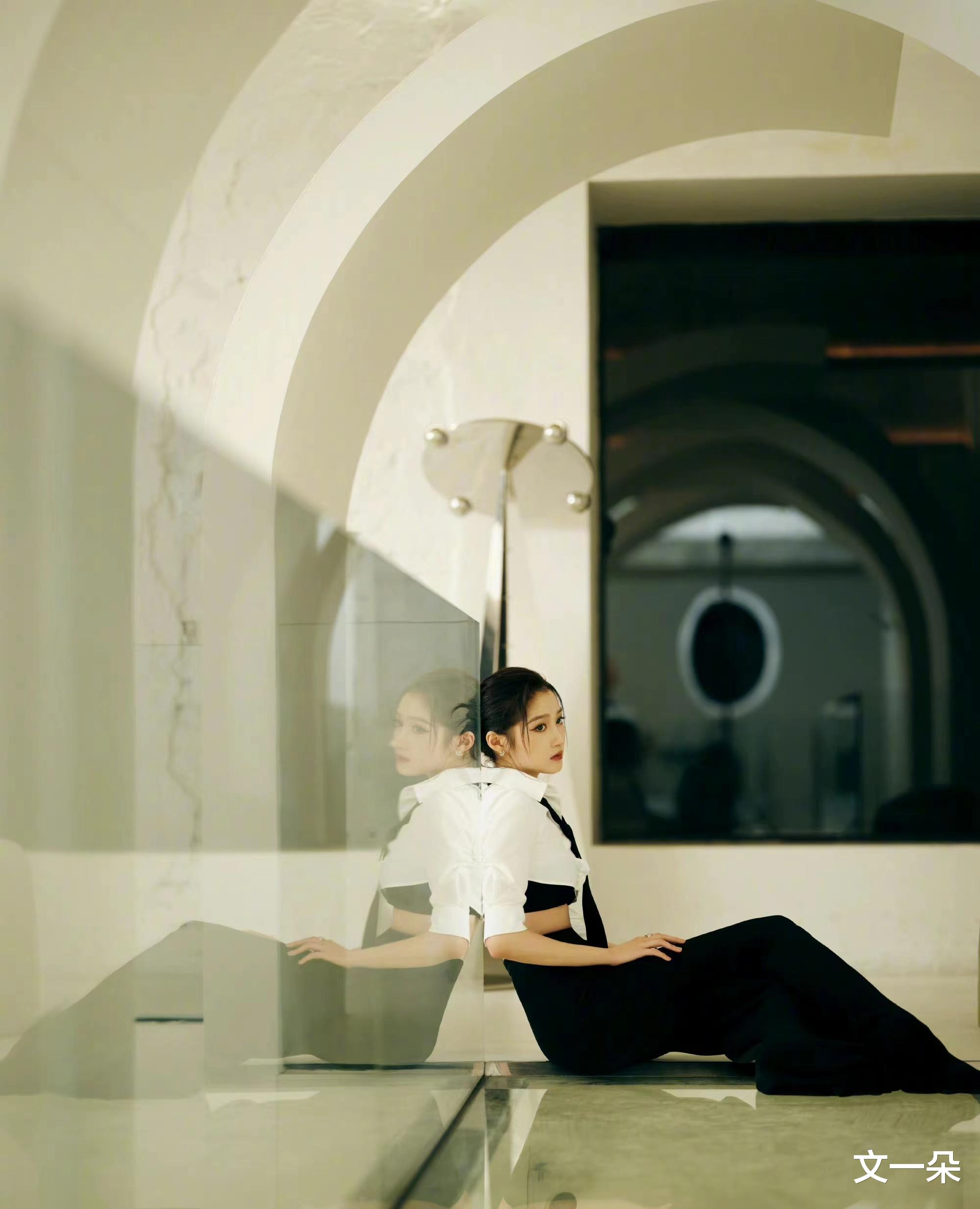 关晓彤|关晓彤金雪炫撞衫，不丑也尴尬，原来不是衣服的原因