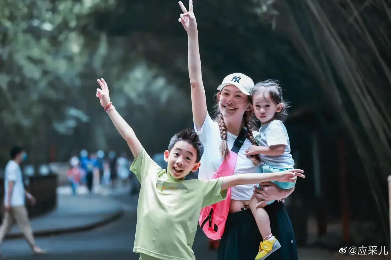 二胎|应采儿晒二胎儿子近照，2岁hoho好吃好喝玩耍，打扮软萌超可爱