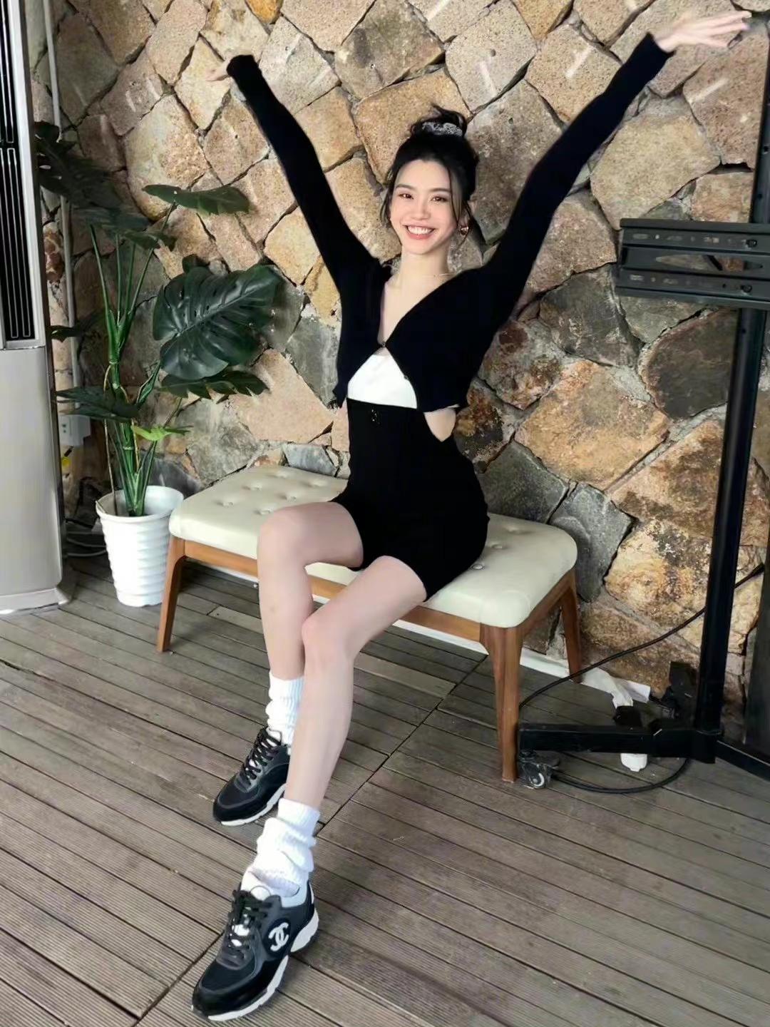 奚梦瑶|何猷君夫妇带儿子出游庆生，奚梦瑶背俩香奈儿包尽显赌王儿媳贵气