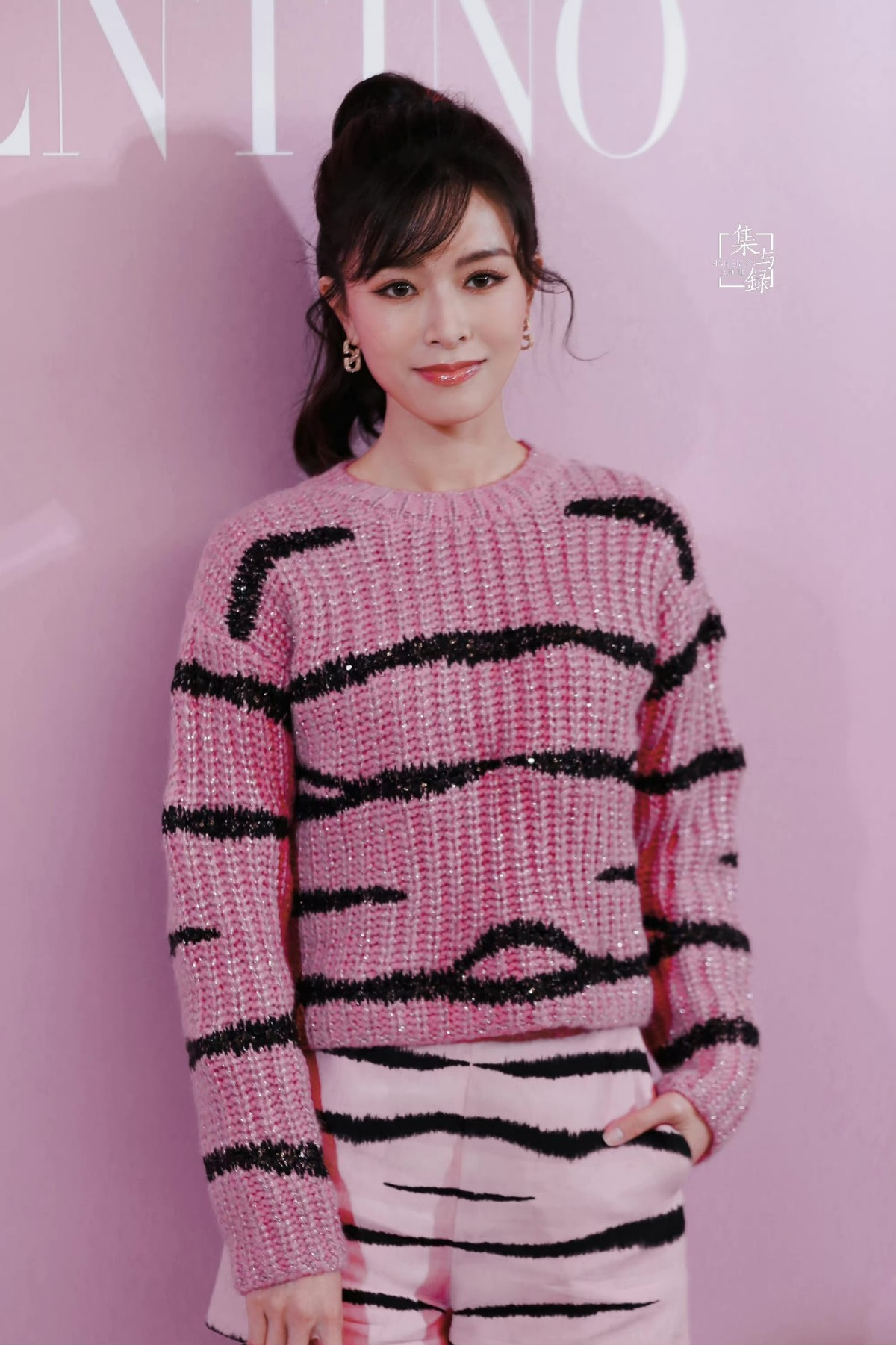 文咏珊|文咏珊实现大逆袭!穿一身粉撞衫秦岚少女感爆棚,美过昔日闺蜜baby