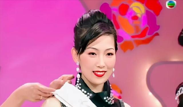 吴美珩|吴美珩携15岁女儿逛街，50岁气质仍出众，嫁百亿富豪婚后生活幸福