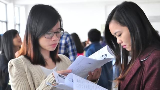 hr|应届生应聘助理岗位，期望薪资过高被HR怒怼，网友直言话糙理不糙