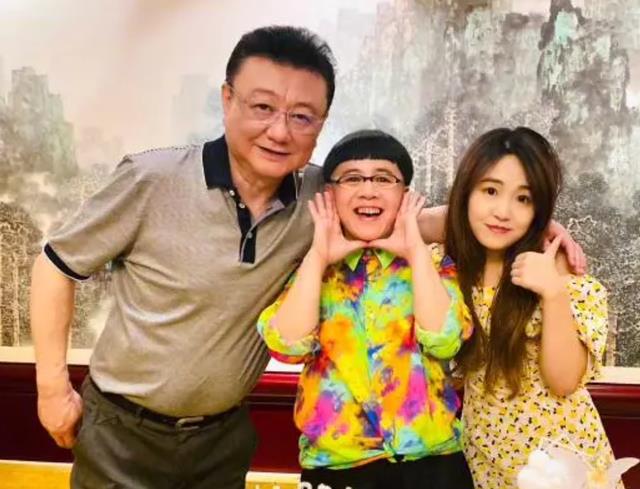 刘纯燕|刘纯燕23岁女儿订婚，帅气“金龟婿”1米95，岳父王宁穿喜庆红衣