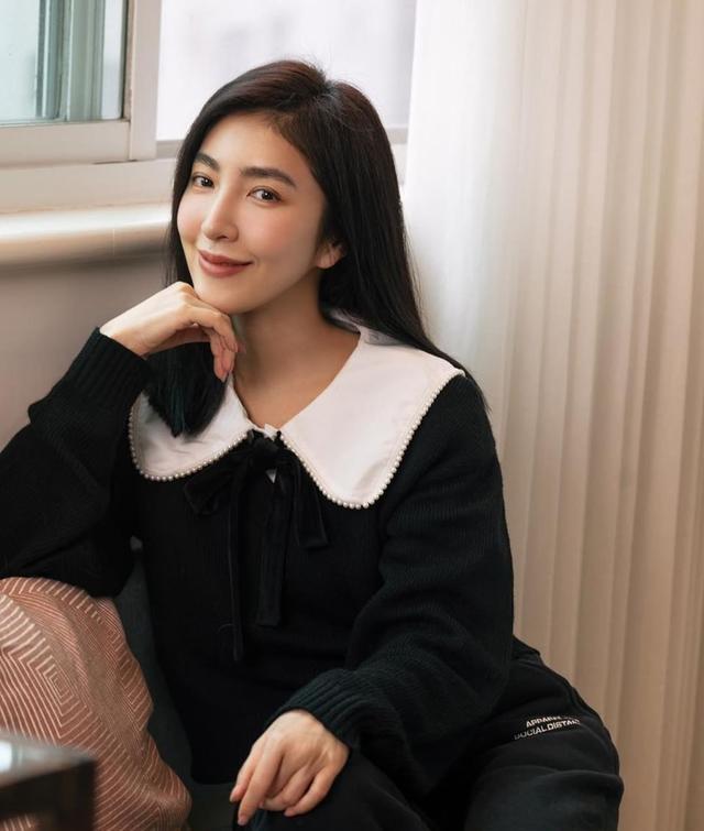 衬衫 杨谨华44岁依旧有少女感，穿娃娃领针织衫好甜，做鬼脸活泼俏皮