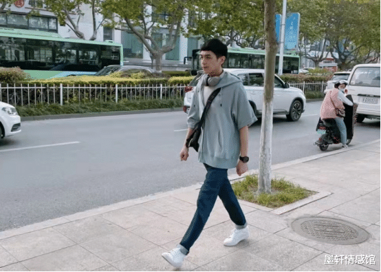 张若昀 35岁张若昀近况曝光,暴瘦成了纸皮人,一双腿被指像竹竿