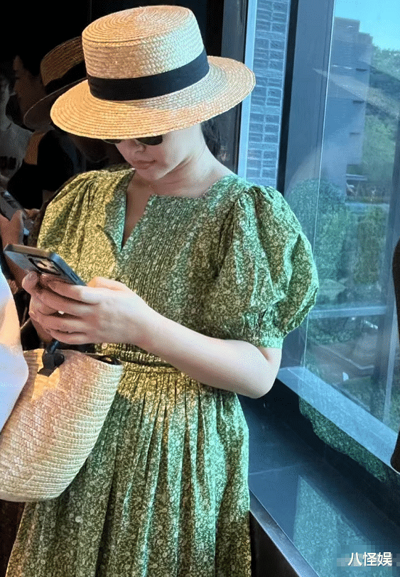 朱珠|朱珠带不满一岁女儿进组拍戏，原图下身材臃肿没腰身，颈纹好明显