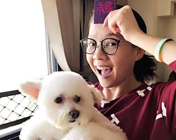 参观曾宝仪现实的豪宅，是很普通的房子，餐桌上伙食很简单