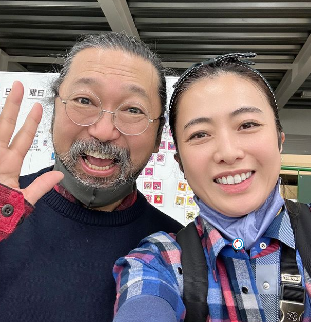 韩元|刘銮雄约吕丽君逛街后,甘比撇下他带仨儿女出国,是在生闷气吗?